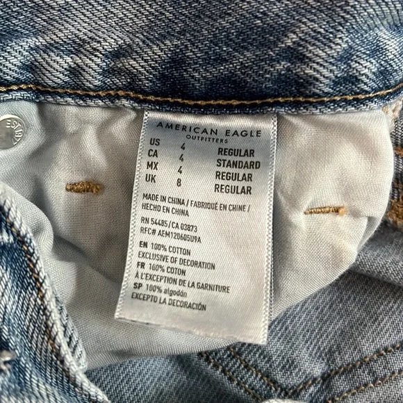 AMERICAN EAGLE OUTFITTERS High Rise Light Wash Mom Jean - Picture 4 of 4